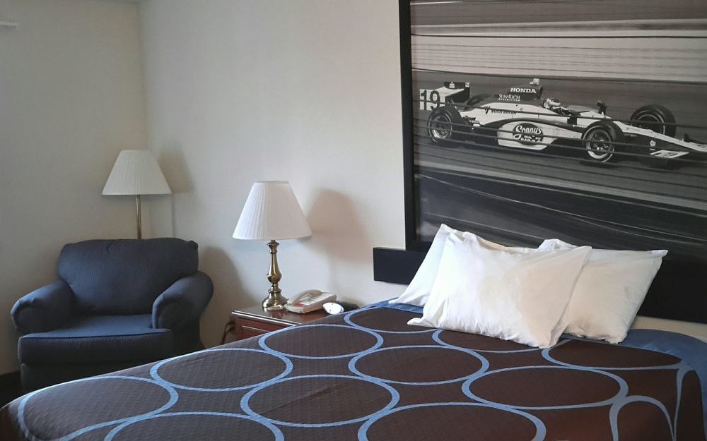 Super 8 By Wyndham Greenfield Εξωτερικό φωτογραφία